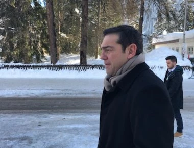 Νταβός: Γιατί περπάτησε στα χιόνια για 2 χλμ. ο Αλ. Τσίπρας; - Ποιους συνάντησε; (φωτό)